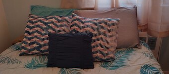 Beautiful room available near LaGuardia Airport.