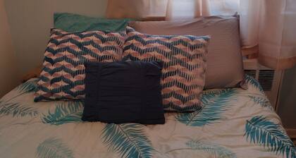 Beautiful room available near LaGuardia Airport.