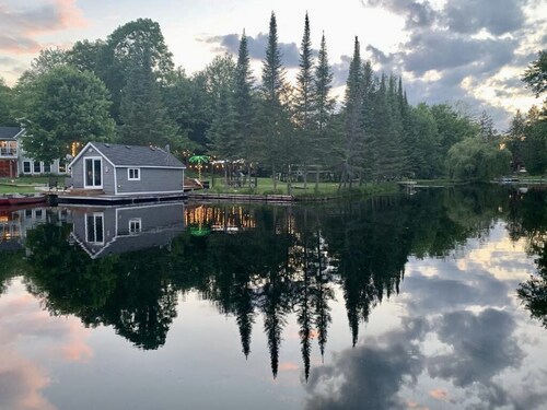 Enchanting three bedroom river front cottage