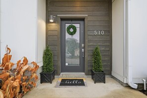 Exterior detail - Roof Top Deck with Skyline View - NO BUNKS - Pet and Kid Friendly (Nashville)