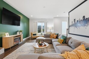 Smart TV, chimenea, futbolito y tenis de mesa 
