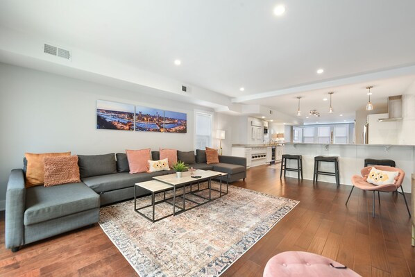 Smart TV - Entire Home • Lux Master • Terraces • 4 Car (Pittsburgh)