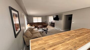 Téléviseur connecté, foyer, table de ping-pong, écran d’ordinateur