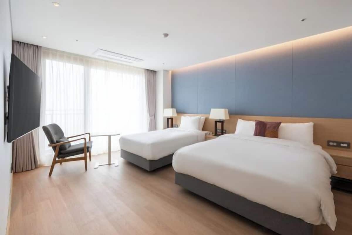 Soundproofing, free WiFi, bed sheets