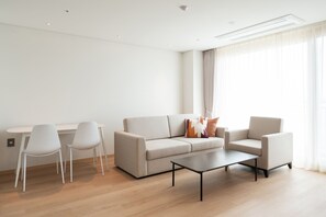 Habitación (Ocean Suite Family) | Zona de estar | Una televisión LCD