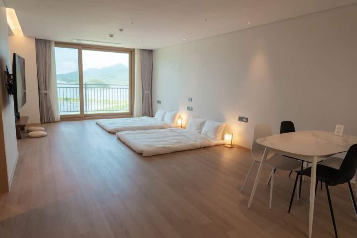 2 quartos, quartos à prova de som, Wi-Fi de cortesia, roupa de cama