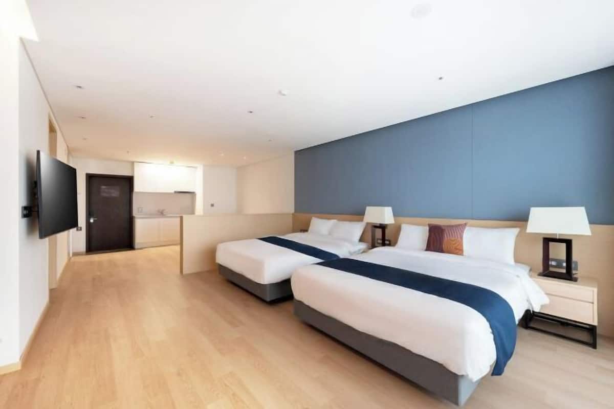 2 quartos, quartos à prova de som, Wi-Fi de cortesia, roupa de cama