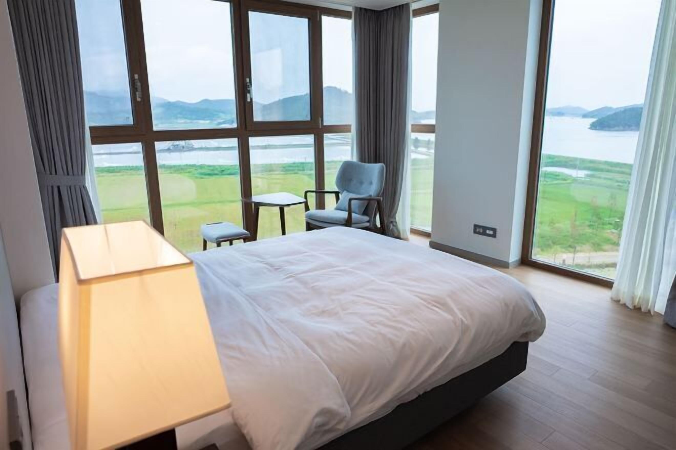 Schallisolierte Zimmer, kostenloses WLAN, Bettwäsche