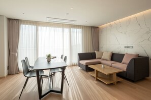 Suite de lujo | Zona de estar | Una televisión LCD