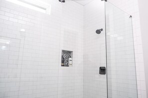 Duschwanne, Handtücher, Seife, Toilettenpapier