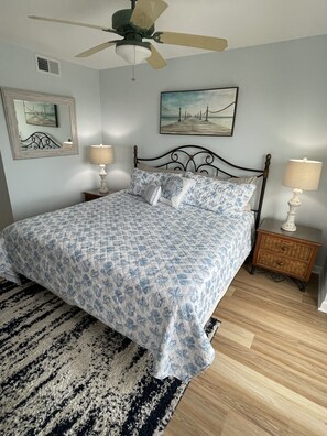 3 bedrooms, free WiFi, bed sheets - Beach front, first story, newly renovated end unit with ideal location. (North Myrtle Beach)