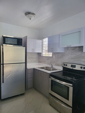 Kühlschrank, Mikrowelle, Herdplatte, Wasserkocher mit Kaffee-/Teezubehör