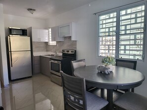 Kühlschrank, Mikrowelle, Herdplatte, Wasserkocher mit Kaffee-/Teezubehör