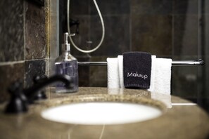 Douche, séchoir à cheveux, serviettes fournies