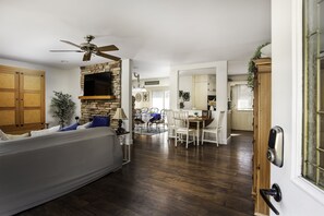 Smart TV, fireplace, table football - Blue Chill | WalktoBeach | HotTub-all yr | Dogs OK (Michigan City)