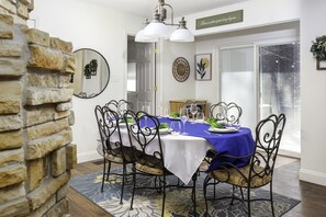 Dining - Blue Chill | WalktoBeach | HotTub-all yr | Dogs OK (Michigan City)