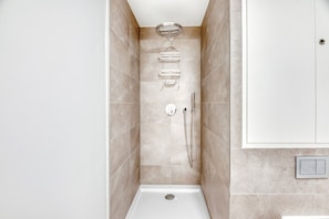 Ein modernes Badezimmer mit Dusche, Toilette und Waschbecken.
