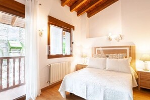 3 chambres, fer et planche à repasser, lit de bébé portatif