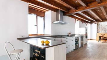 Een koelkast, een magnetron, een oven, een vaatwasser