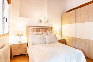 3 chambres, fer et planche à repasser, lit de bébé portatif