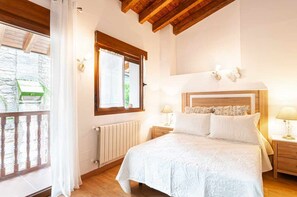 3 makuuhuonetta, silitysrauta/-lauta, vauvan matkasänky, vuodevaatteet