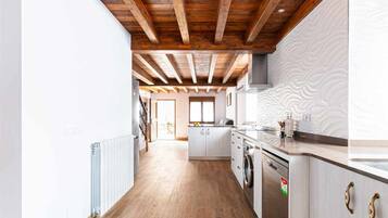 Een koelkast, een magnetron, een oven, een vaatwasser