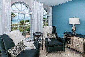TV - Unobstructed Sunsets & Gulf Front Million Dollar Views at the Luxurious DaVinci~ Pet Friendly!~ DV202 (Indian Rocks Beach)