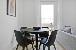 Dining - Chic Landstraße 2BR w/ Elevator & Playglound, Calm Area, by Blueground (Vienna)