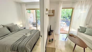 1 habitación, tabla de planchar con plancha y ropa de cama