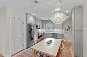 Private kitchen - OLDE NAPLES JEWEL BOX (Naples)