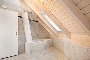 Hair dryer, towels - Fluntern 4.5 Room w/ Storage & W/D, 7 mins to Mkt (Zurich)