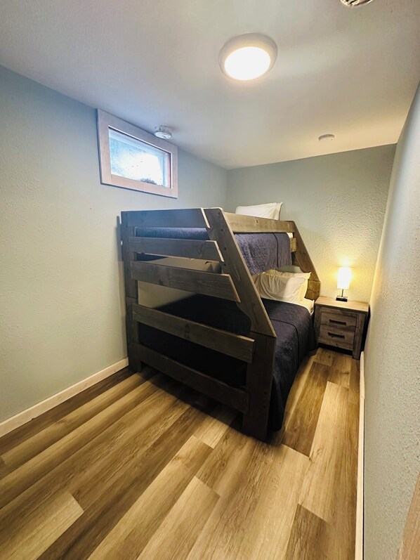 6 habitaciones, tabla de planchar con plancha, wifi y ropa de cama 