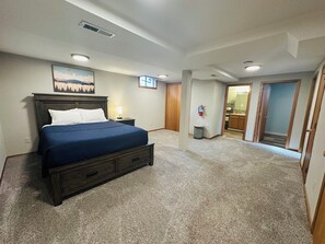 6 habitaciones, tabla de planchar con plancha, wifi y ropa de cama 