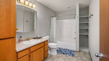 Duschwanne, Haartrockner, Handtücher, Seife