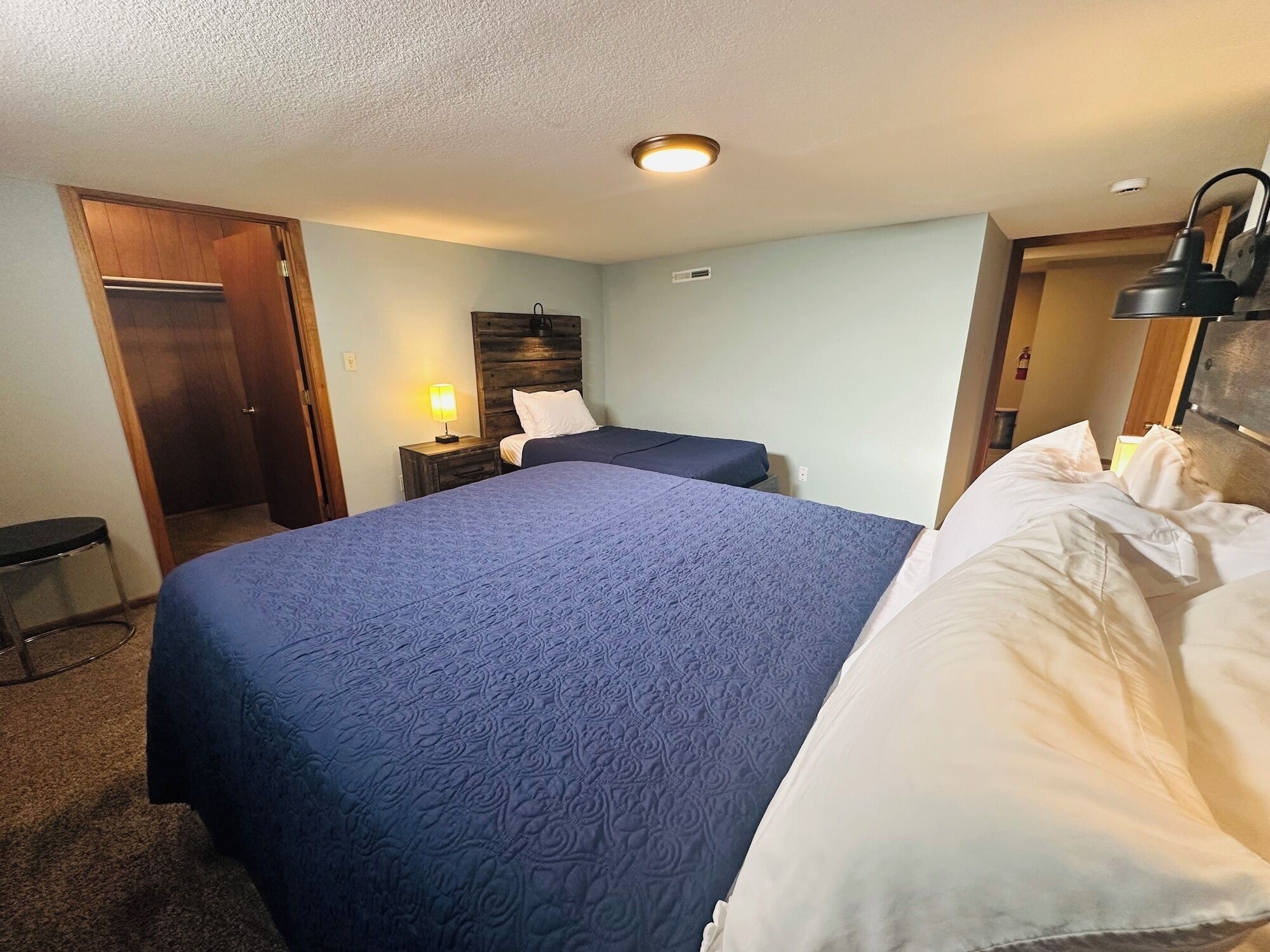 5 bedrooms, iron/ironing board, WiFi, bed sheets