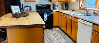 Spacious Ennis Home – Walk to Town, River & Local Attractions