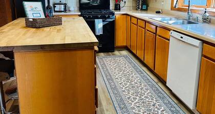 Spacious Ennis Home – Walk to Town, River & Local Attractions