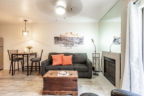 Smart TV, fireplace, DVD player, books - Fall Special! Carriage House Condo, great central location! (Park City)