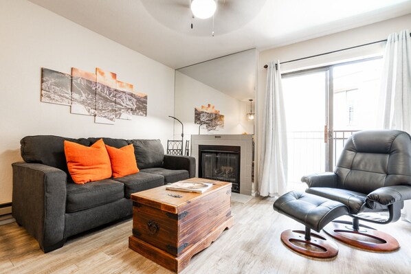 Smart TV, fireplace, DVD player, books - Fall Special! Carriage House Condo, great central location! (Park City)