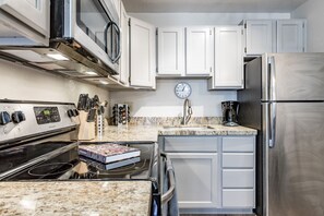 Fridge, microwave, oven, stovetop - Fall Special! Carriage House Condo, great central location! (Park City)