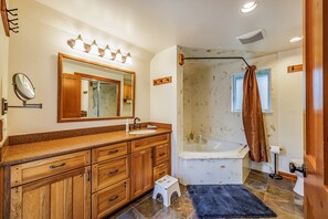 Combined shower/tub, hair dryer, towels