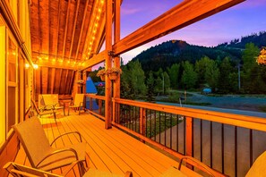 Terrace/patio - Feature: Skiing, Sledding, Snoqualmie Summit East (Snoqualmie Pass)