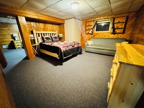 5 bedrooms, free WiFi, bed sheets - Country Living Custom Built Log Home with Hot Tub and Sauna (Sault Ste. Marie)