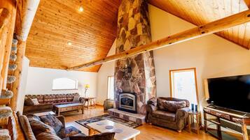 Smart-tv, eldstad och bordsfotboll