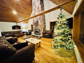 Smart TV, fireplace, foosball - Country Living Custom Built Log Home with Hot Tub and Sauna (Sault Ste. Marie)
