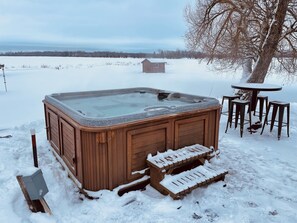 Outdoor spa tub - Country Living Custom Built Log Home with Hot Tub and Sauna (Sault Ste. Marie)