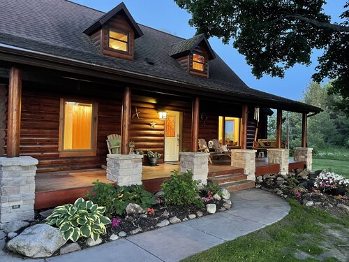 Country Living Custom Built Log Home with Hot Tub and Sauna