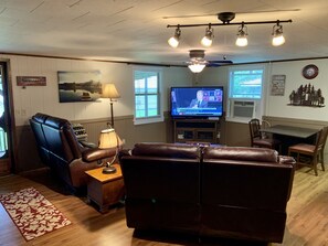 Smart TV, lettore DVD, libri, impianto stereo