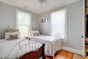 2 chambres, fer et planche à repasser, lit parapluie, Internet gratuit