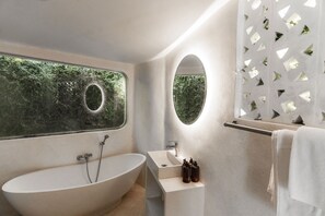 Deluxe Room, Bathtub | Bathroom | Free toiletries, hair dryer, bidet, towels - Blue Ocean Bingin (Pecatu)